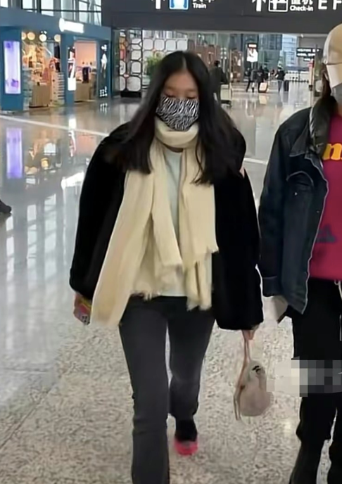 马伊琍和女儿现身机场,后者身材纤细似妈妈,母女二人看不出年龄休闲区蓝鸢梦想 - Www.slyday.coM 马伊琍和女儿现身机场,后者身材纤细似妈妈,母女二人看不出年龄休闲区蓝鸢梦想 - Www.slyday.coM