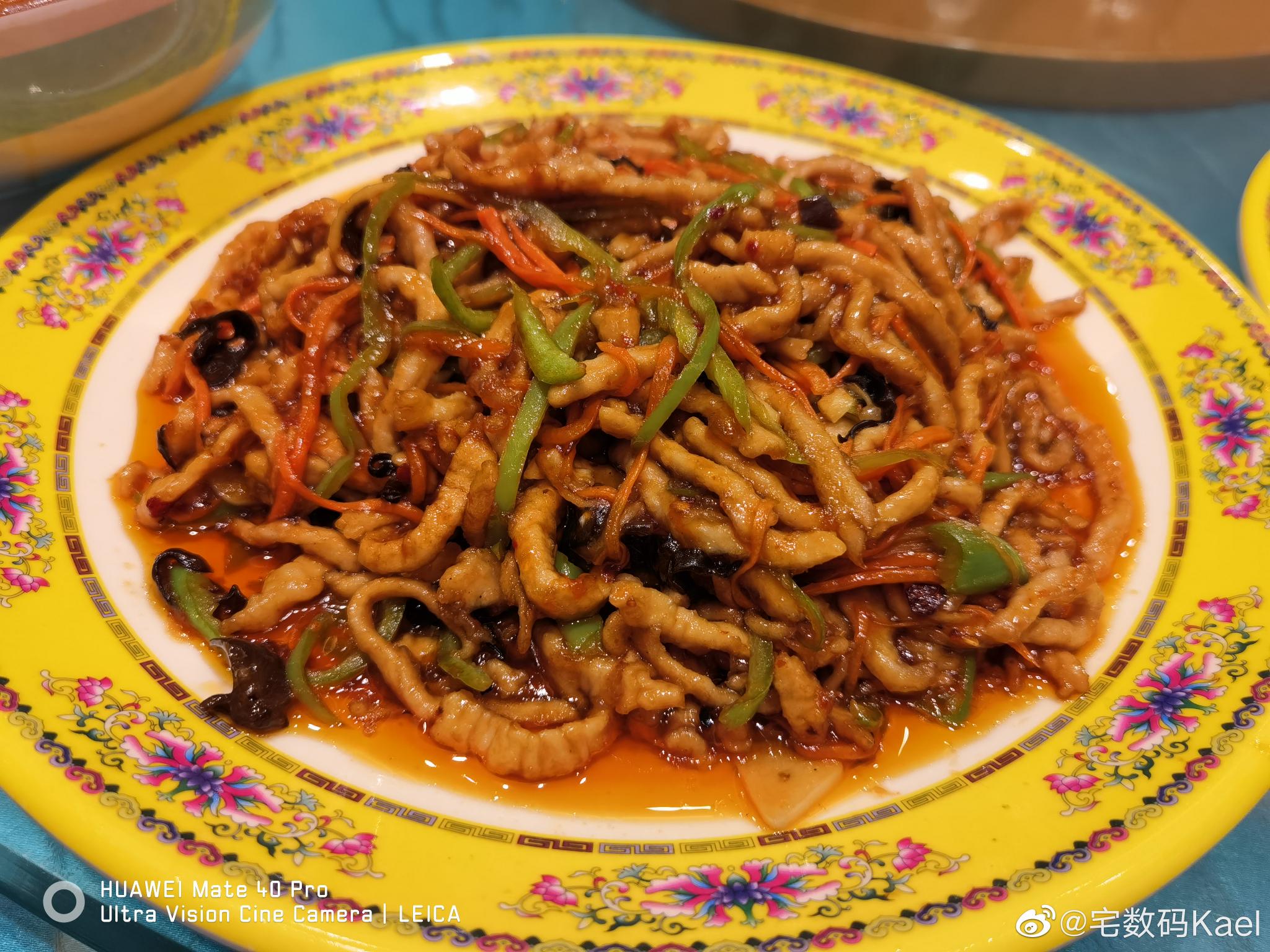 今天是东北菜专场锅包肉和小鸡炖蘑菇率先走起超大盘超大份量