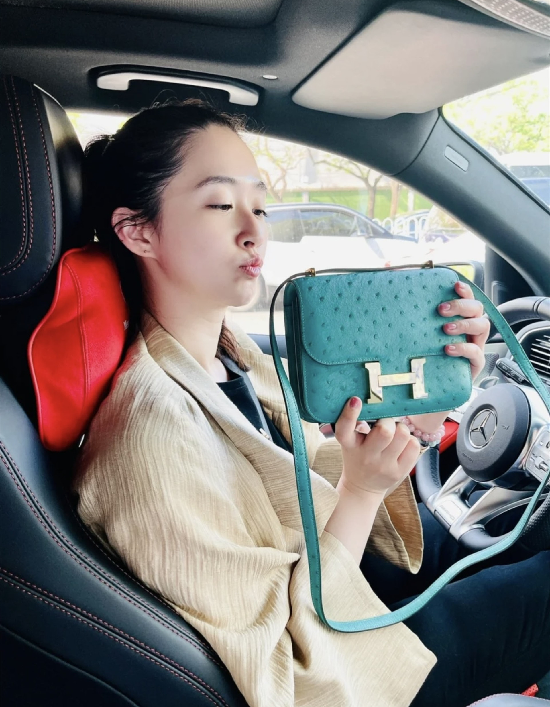 翻看王妤娴的社交网不难发现,她的炫富可并不是外表看到的那么简单,所