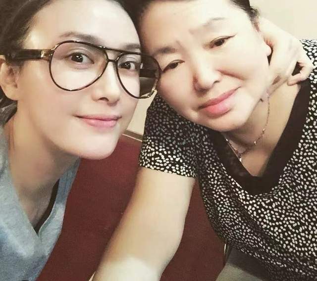 秦岚与妈妈同框，素颜出镜满脸胶原蛋白，母女俩模样相似休闲区蓝鸢梦想 - Www.slyday.coM