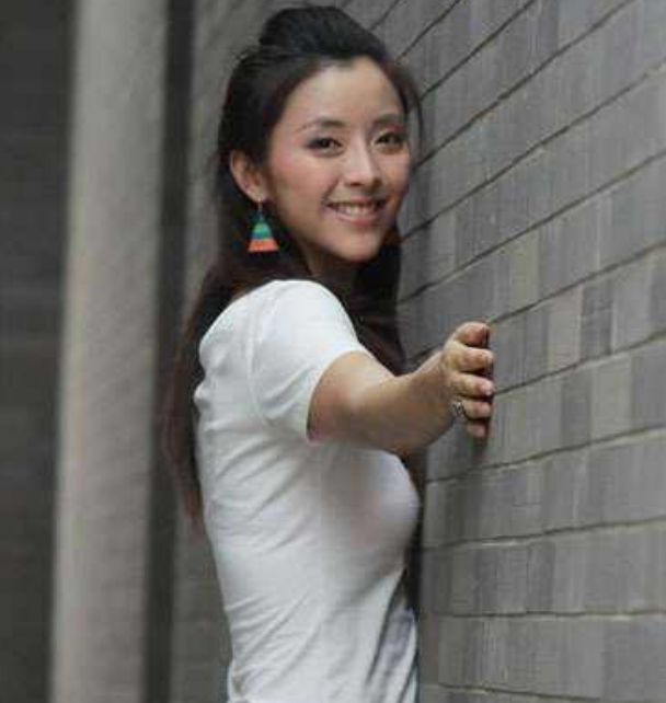 黄小蕾被大张伟拒绝后因一顿饭嫁富豪闪婚生女被迪士尼拉黑