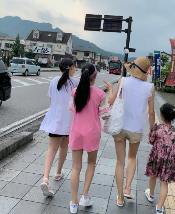 马伊琍和女儿现身机场,后者身材纤细似妈妈,母女二人看不出年龄休闲区蓝鸢梦想 - Www.slyday.coM 马伊琍和女儿现身机场,后者身材纤细似妈妈,母女二人看不出年龄休闲区蓝鸢梦想 - Www.slyday.coM