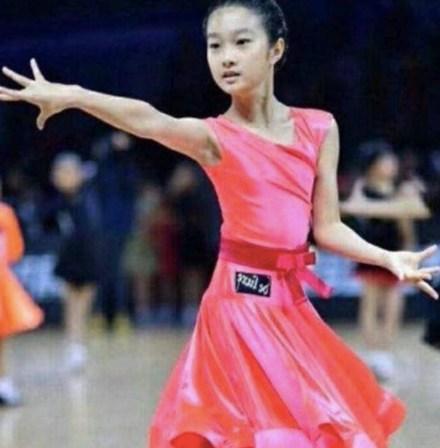 马伊琍和女儿现身机场,后者身材纤细似妈妈,母女二人看不出年龄休闲区蓝鸢梦想 - Www.slyday.coM 马伊琍和女儿现身机场,后者身材纤细似妈妈,母女二人看不出年龄休闲区蓝鸢梦想 - Www.slyday.coM