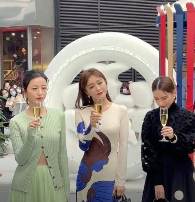 秦岚与妈妈同框，素颜出镜满脸胶原蛋白，母女俩模样相似休闲区蓝鸢梦想 - Www.slyday.coM