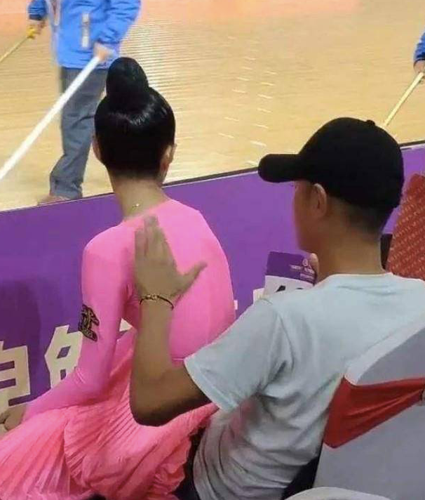 马伊琍和女儿现身机场,后者身材纤细似妈妈,母女二人看不出年龄休闲区蓝鸢梦想 - Www.slyday.coM 马伊琍和女儿现身机场,后者身材纤细似妈妈,母女二人看不出年龄休闲区蓝鸢梦想 - Www.slyday.coM