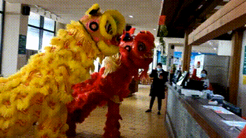 看醒狮“采青”，听锣鼓喧天， 牛仔小镇火火火休闲区蓝鸢梦想 - Www.slyday.coM