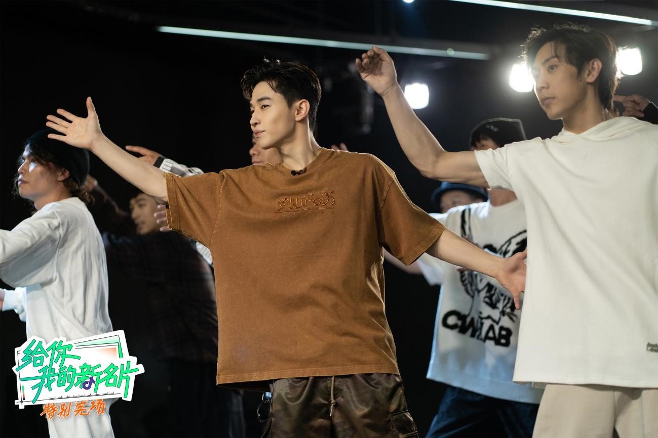 HENRY刘宪华变身舞蹈魔法师挑战“宪”时快闪休闲区蓝鸢梦想 - Www.slyday.coM HENRY刘宪华变身舞蹈魔法师挑战“宪”时快闪休闲区蓝鸢梦想 - Www.slyday.coM