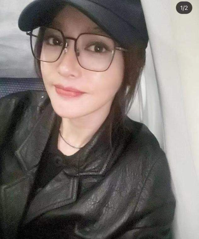 秦岚与妈妈同框，素颜出镜满脸胶原蛋白，母女俩模样相似休闲区蓝鸢梦想 - Www.slyday.coM