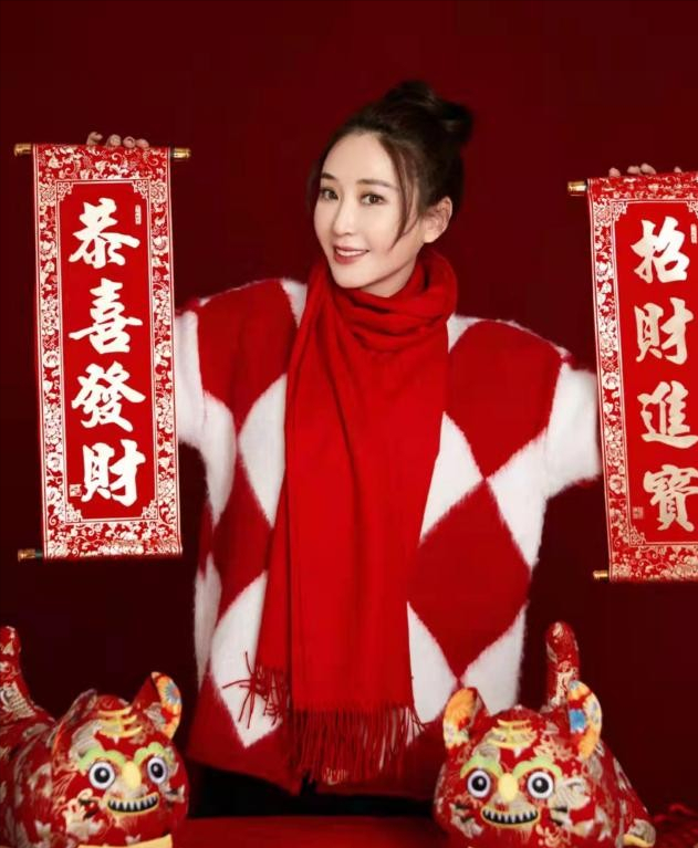 严宽罕晒祖孙三代，亲妈高颜值抢镜碾压娇妻，女儿颜值被妈妈拉跨休闲区蓝鸢梦想 - Www.slyday.coM