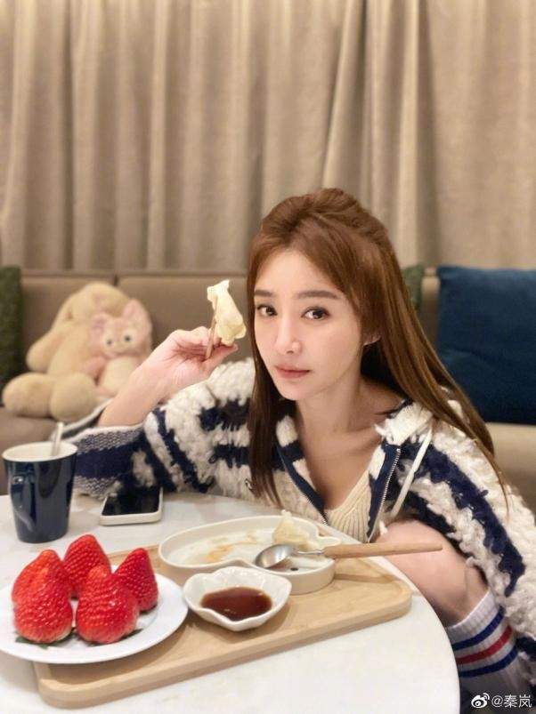 秦岚与妈妈同框，素颜出镜满脸胶原蛋白，母女俩模样相似休闲区蓝鸢梦想 - Www.slyday.coM