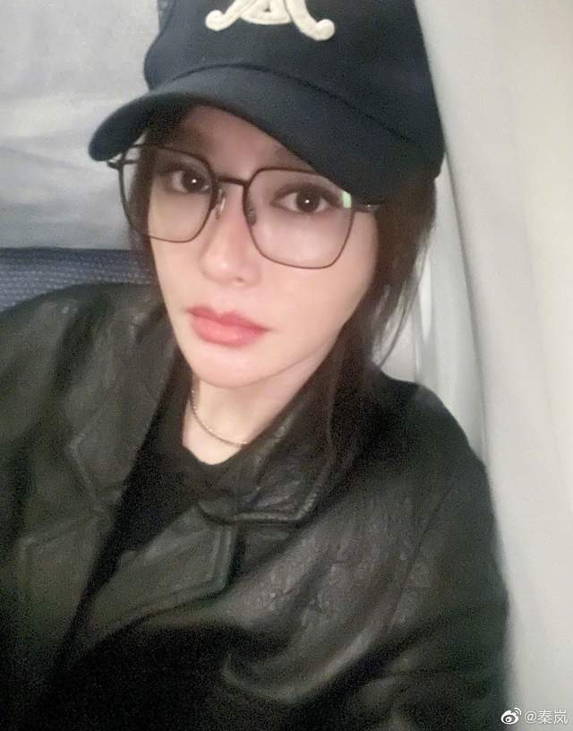 秦岚与妈妈同框，素颜出镜满脸胶原蛋白，母女俩模样相似休闲区蓝鸢梦想 - Www.slyday.coM