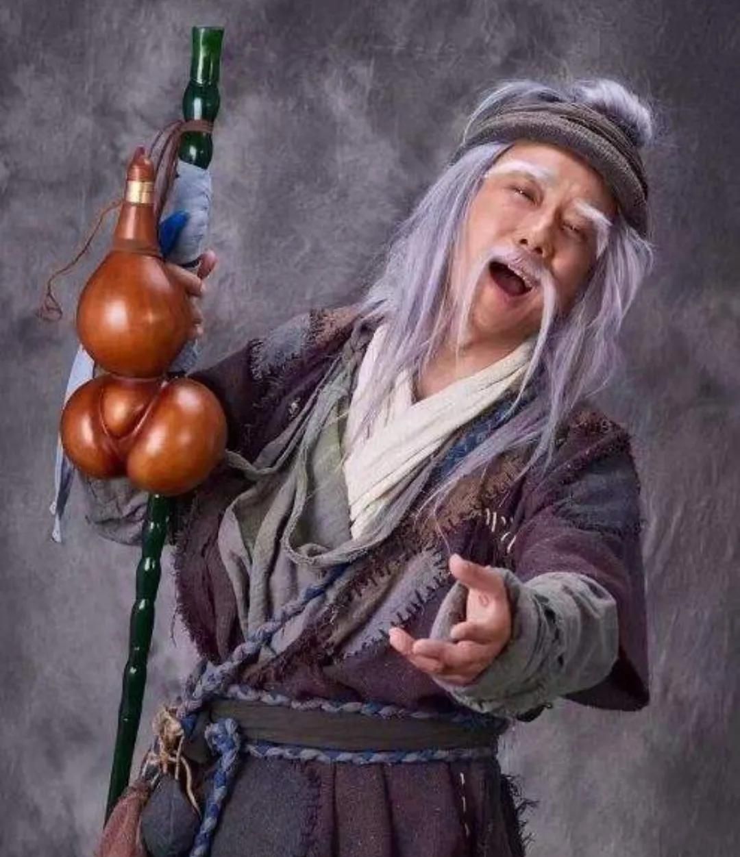 射雕洪七公的可疑身世与他的异常行为