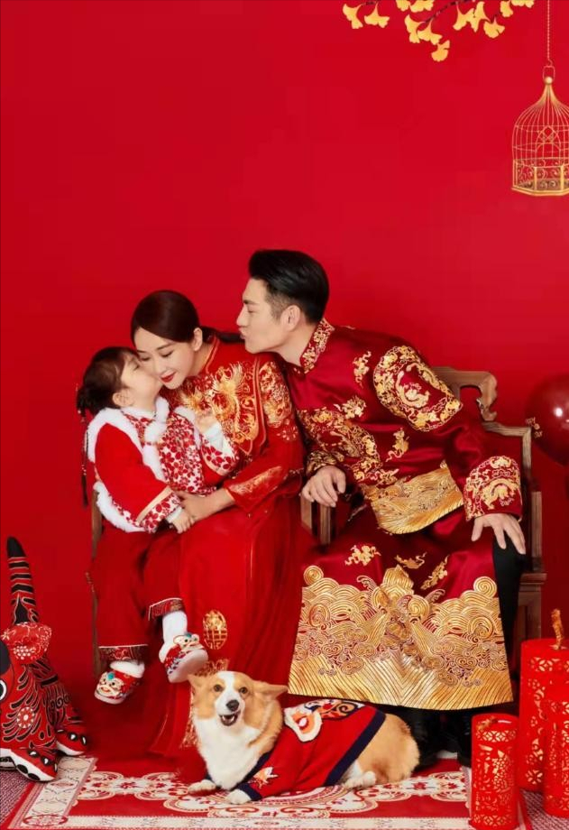 严宽罕晒祖孙三代，亲妈高颜值抢镜碾压娇妻，女儿颜值被妈妈拉跨休闲区蓝鸢梦想 - Www.slyday.coM