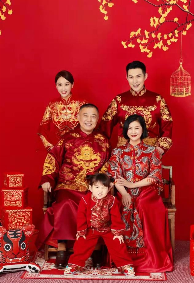 严宽罕晒祖孙三代，亲妈高颜值抢镜碾压娇妻，女儿颜值被妈妈拉跨休闲区蓝鸢梦想 - Www.slyday.coM