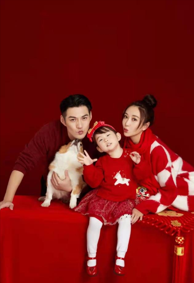 严宽罕晒祖孙三代，亲妈高颜值抢镜碾压娇妻，女儿颜值被妈妈拉跨休闲区蓝鸢梦想 - Www.slyday.coM