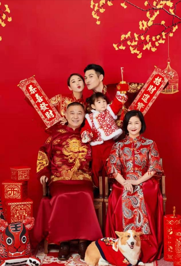 严宽罕晒祖孙三代，亲妈高颜值抢镜碾压娇妻，女儿颜值被妈妈拉跨休闲区蓝鸢梦想 - Www.slyday.coM