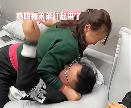 江苏女生回家过年妈妈和弟弟扭打在一块，爸爸淡定包饺子：小场面休闲区蓝鸢梦想 - Www.slyday.coM