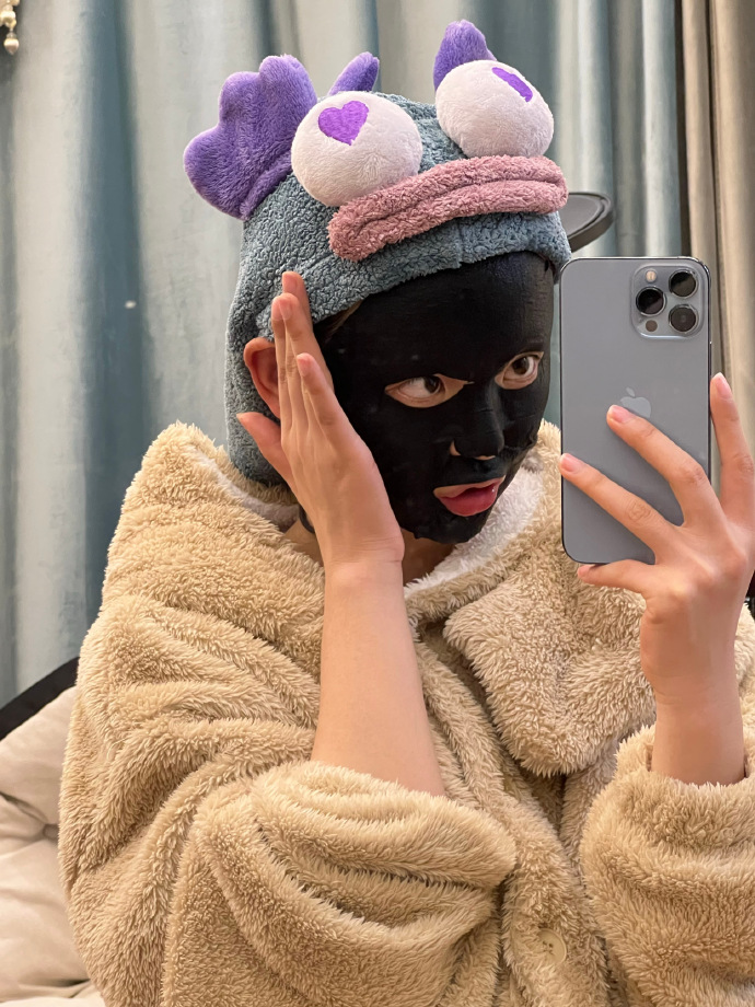 杨超越晒居家日常 穿睡衣敷面膜对镜搞怪