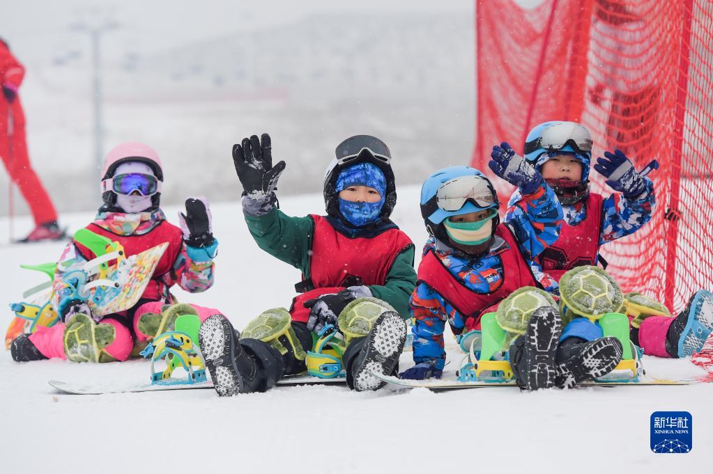 1月21日，小朋友在内蒙古乌兰察布市大河湾滑雪场体验滑雪。新华社记者 李志鹏 摄