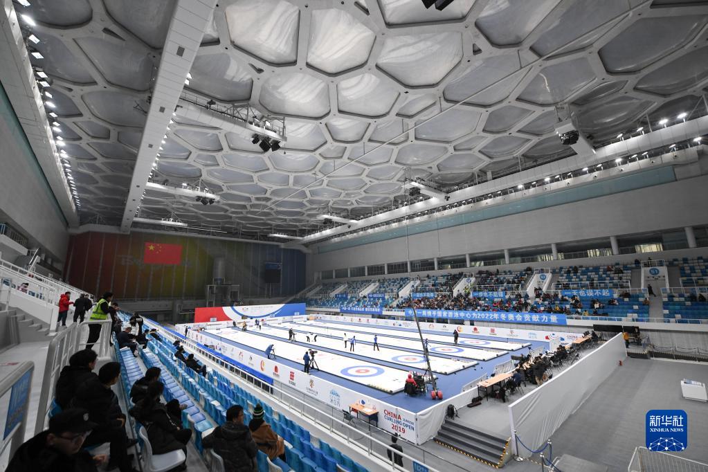 2019年12月8日，观众在“冰立方”观看中国青少年冰壶公开赛女子冰壶决赛。新华社记者 鞠焕宗 摄