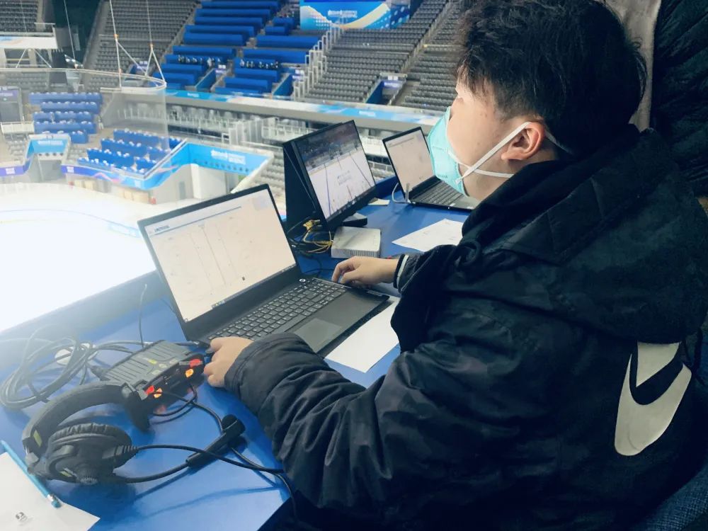 北京冬奥会首日，重庆裁判执裁瑞士vs加拿大女子冰球比赛休闲区蓝鸢梦想 - Www.slyday.coM