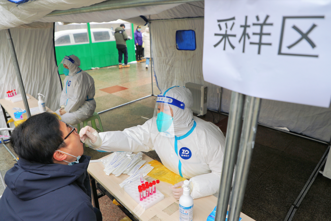 △3日，北京丰台有序进行核酸检测筛查。