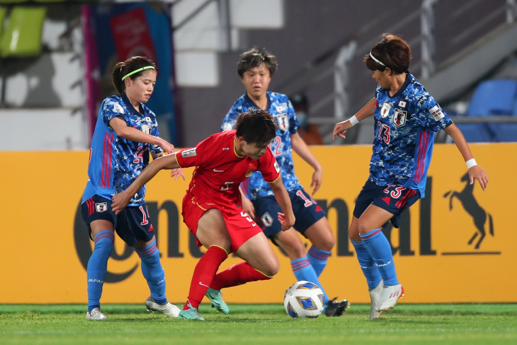 日本女足球员的快速逼抢一度让女足很不适应。