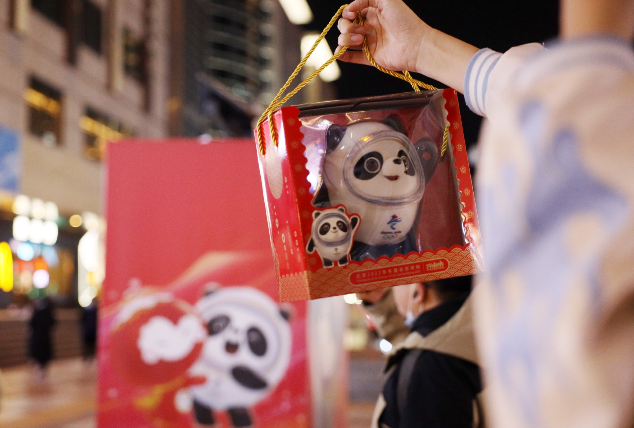 卖断货，等墩墩！5000个冰墩墩手办15分钟被抢光休闲区蓝鸢梦想 - Www.slyday.coM