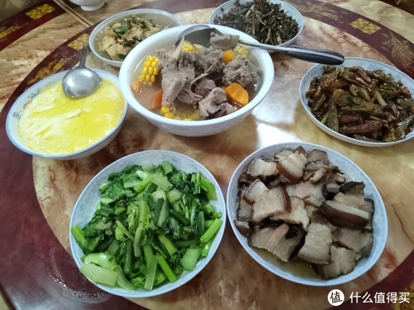 弟弟带广东女友回家过年，妈妈做了一桌菜，她却表示没食欲吃不下