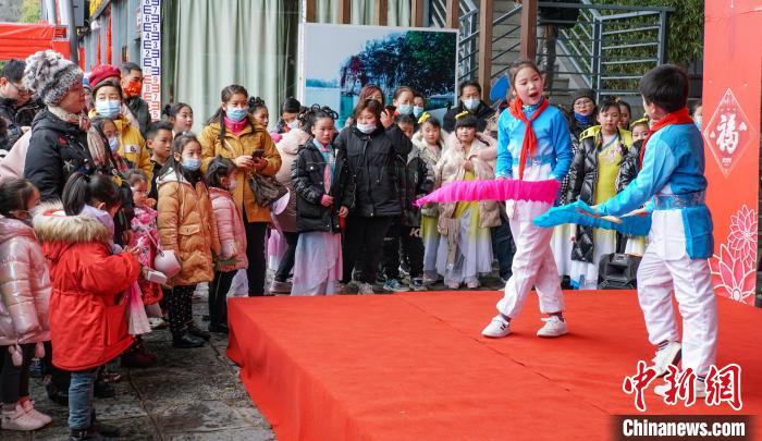 2月3日，象鼻山脚下赶圩忙，游客们欣赏儿童表演的桂林彩调。蒋丰慧 摄