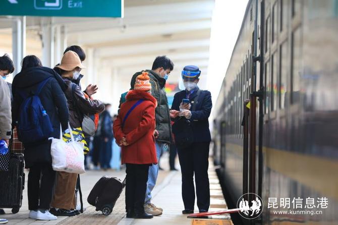 大年初四 云南铁路迎来假期返程小高峰休闲区蓝鸢梦想 - Www.slyday.coM