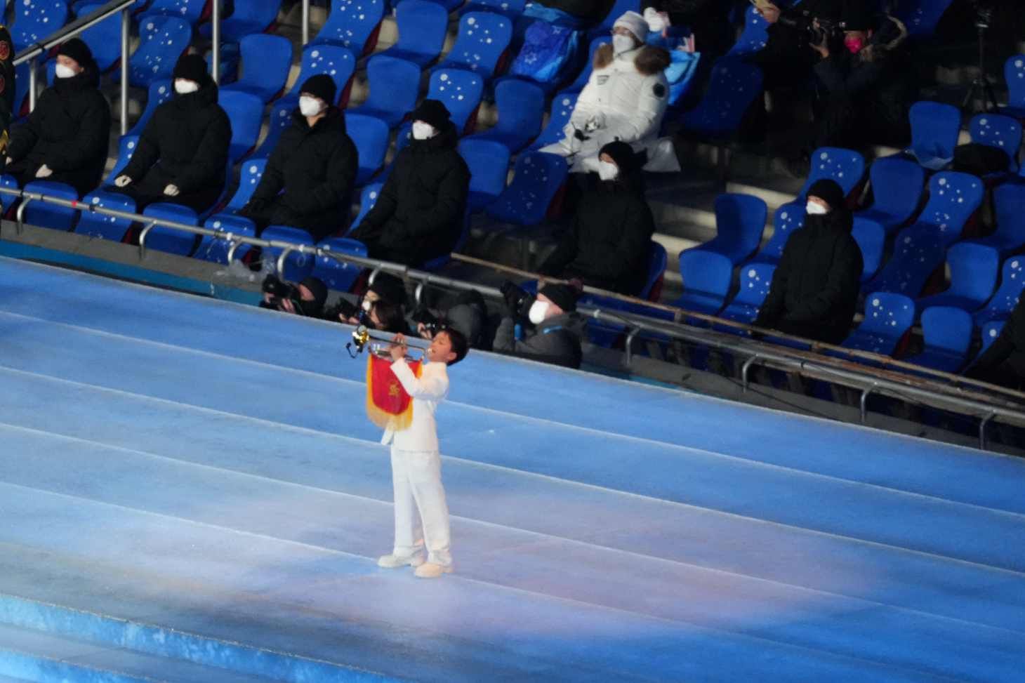 年幼小号手吹奏我和我的祖国乐曲