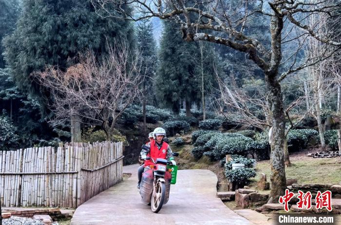 江利兵(前)和同事胡玉林骑着摩托车前往乡村住户家巡查用火安全。刘忠俊 摄