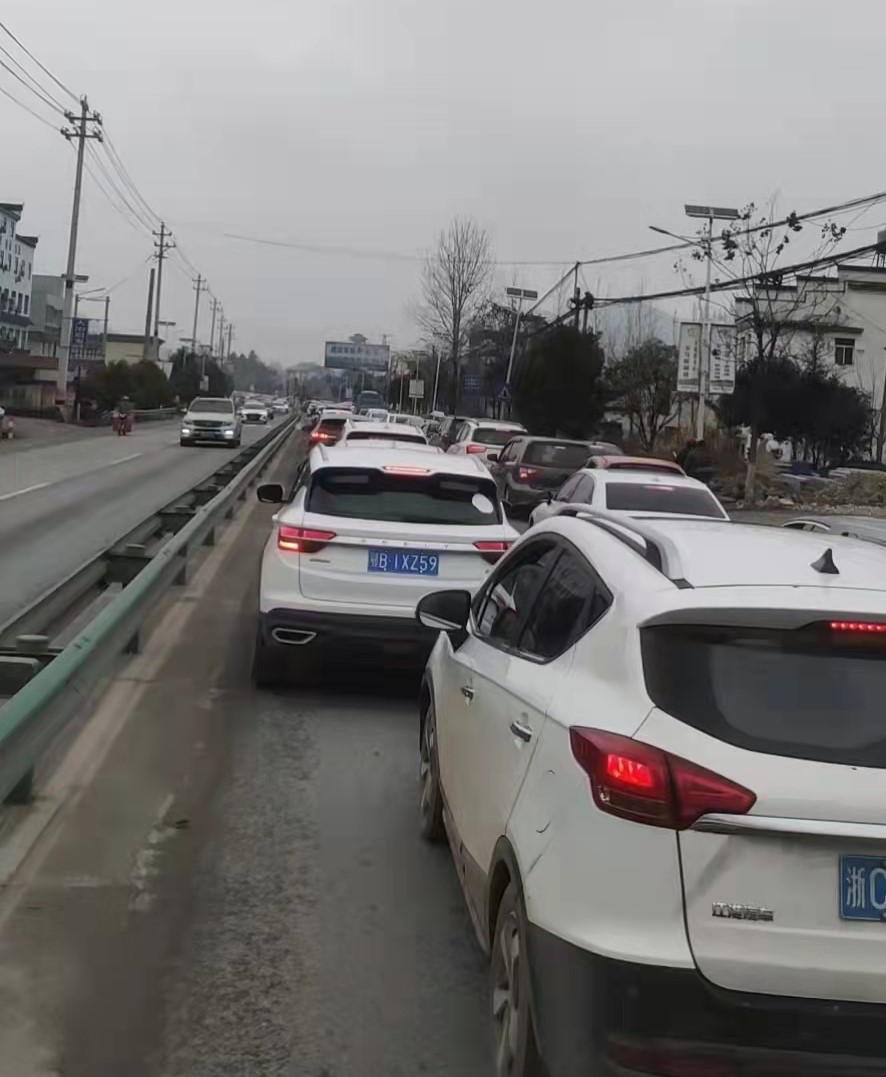 湖北农村春节景象:拜年路上堵车8公里,几乎每三家就有一辆小汽车,城市