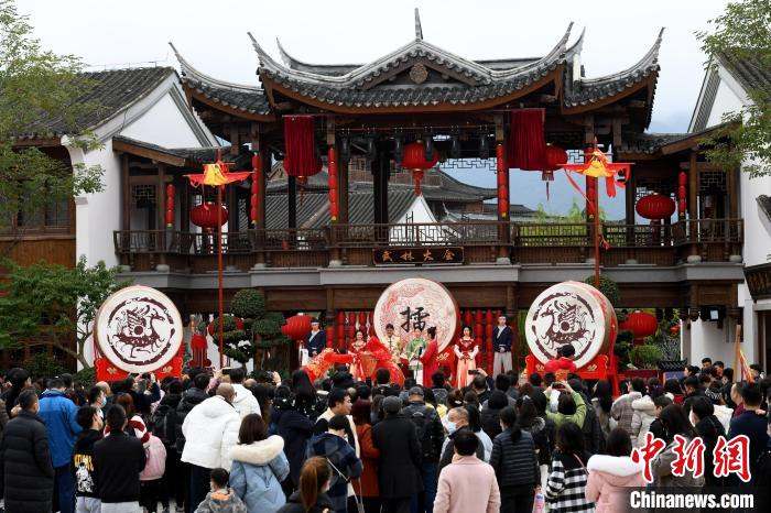 福州民众逛庙会过春节