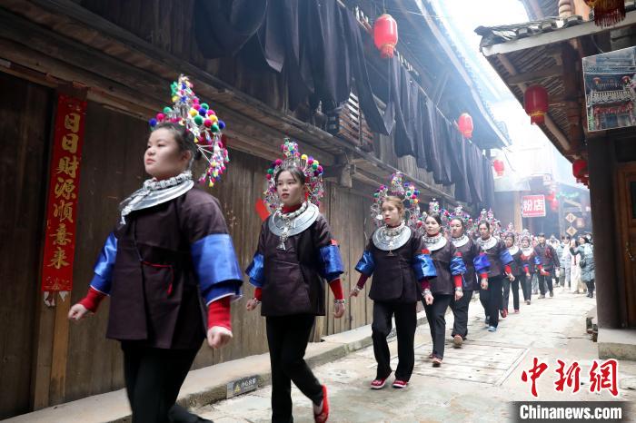 穿着盛装的侗族女子进行民俗游行. 龚普康 摄
