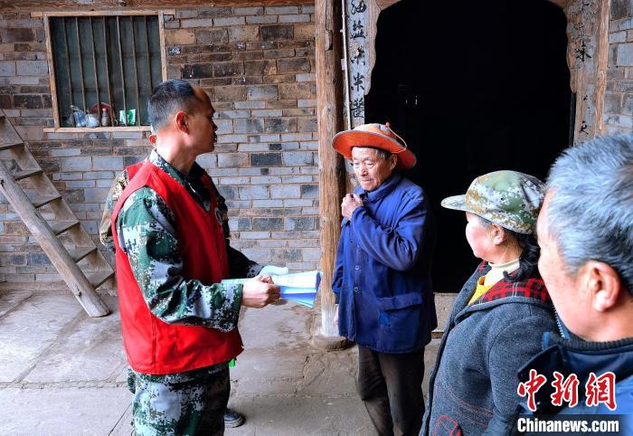 江利兵(左)在岐山村4组村民陈国全家宣讲森林防火。刘忠俊 摄