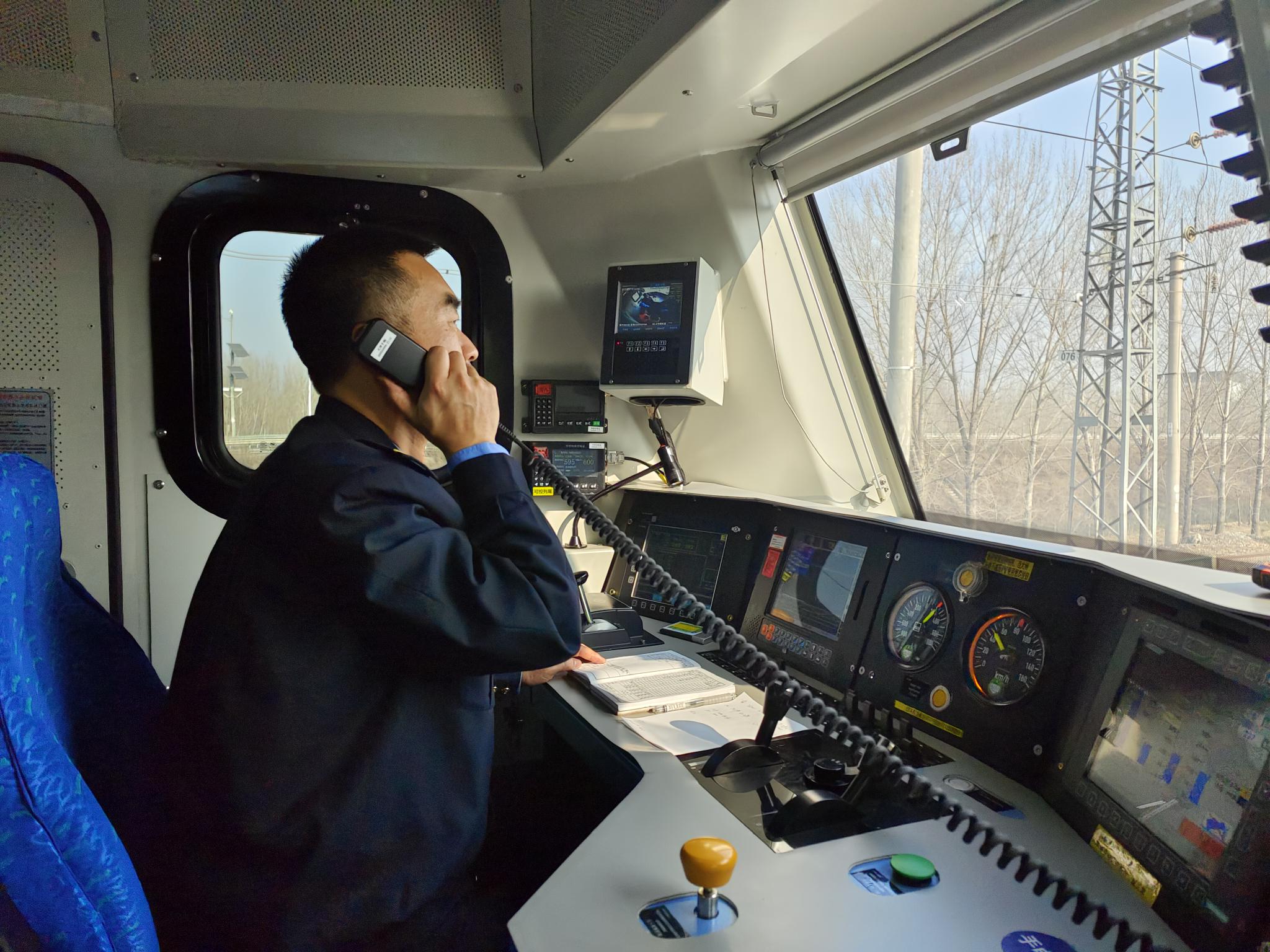 司机呼长宝重载列车开出艺术范