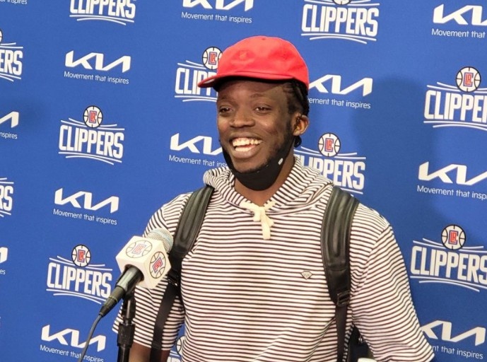 雷吉大家都在调侃我进球前蹦蹦跳跳我们非常自信从未惊慌