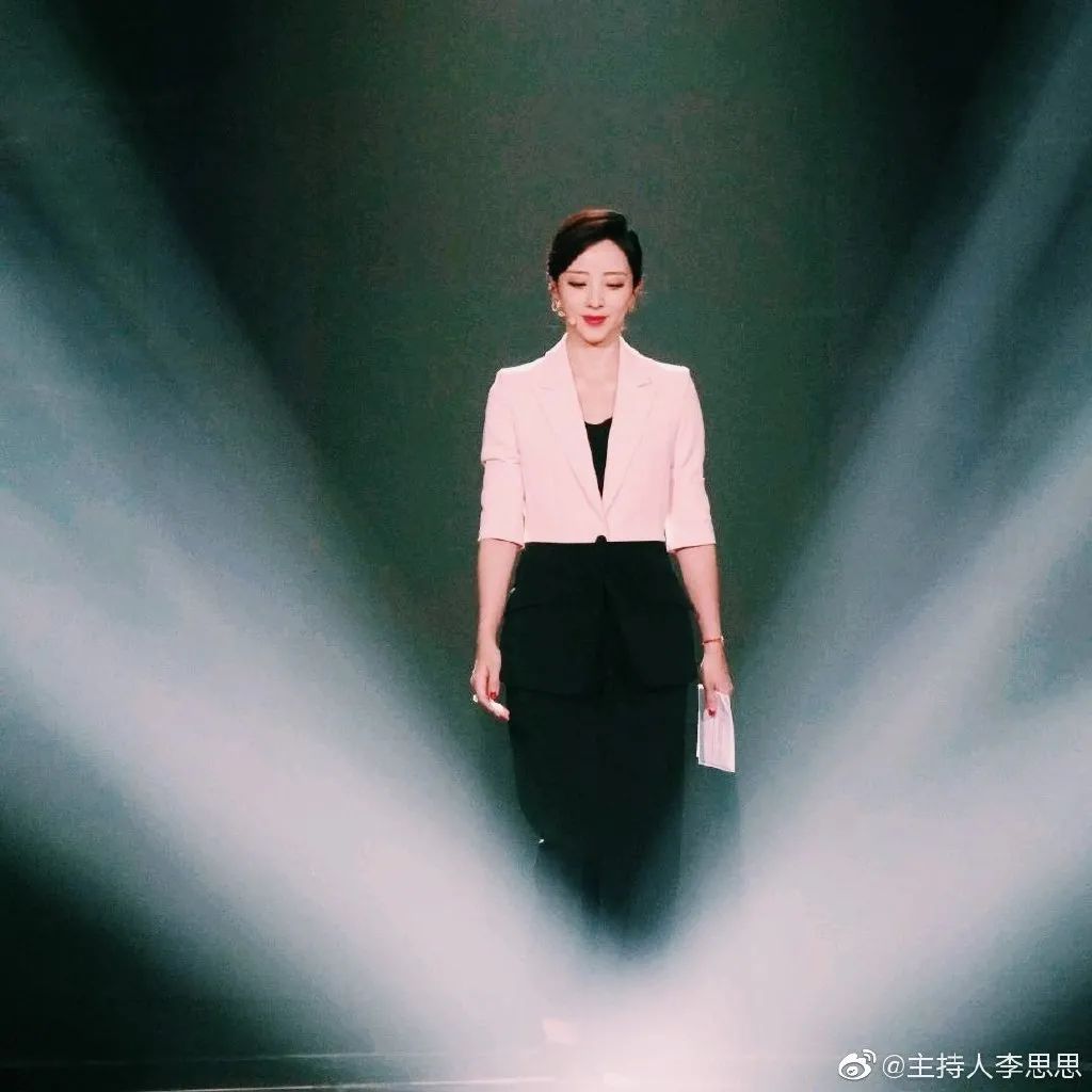 28岁马凡舒主持春晚爆火首次登台内情曝光这次终于瞒不住了