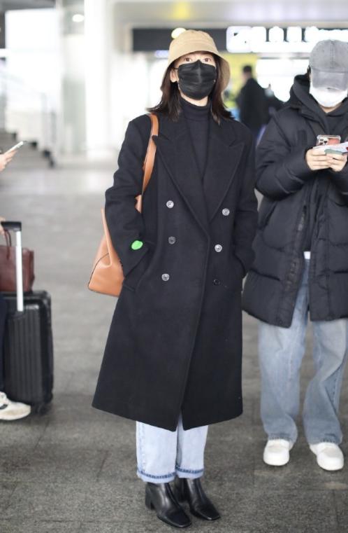 高圆圆越来越简约时髦穿黑色大衣走机场低调高级又优雅