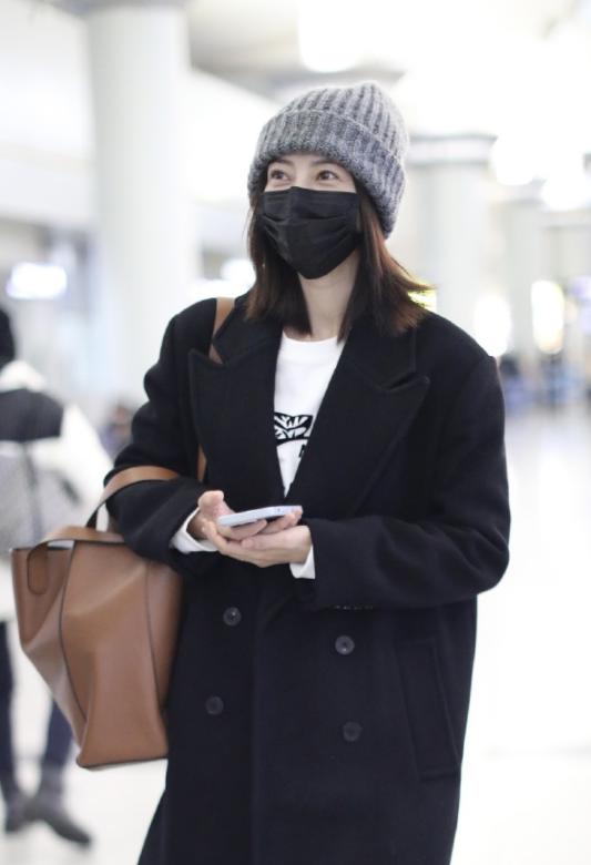 高圆圆越来越简约时髦穿黑色大衣走机场低调高级又优雅