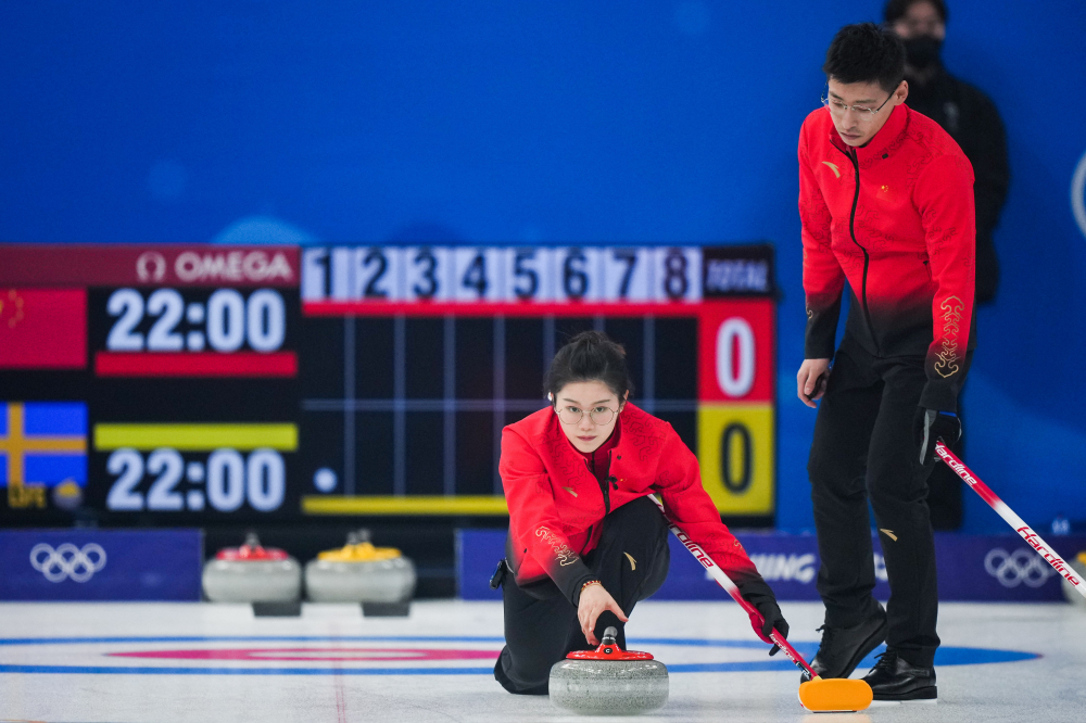 2月2日晚上,中国冰壶混双的首场比赛,中国组合范苏圆和凌智就以7:6