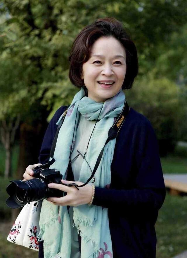 下面就来盘点几位,常年在各种电视剧里,给小辈份演员饰演母亲的演员.