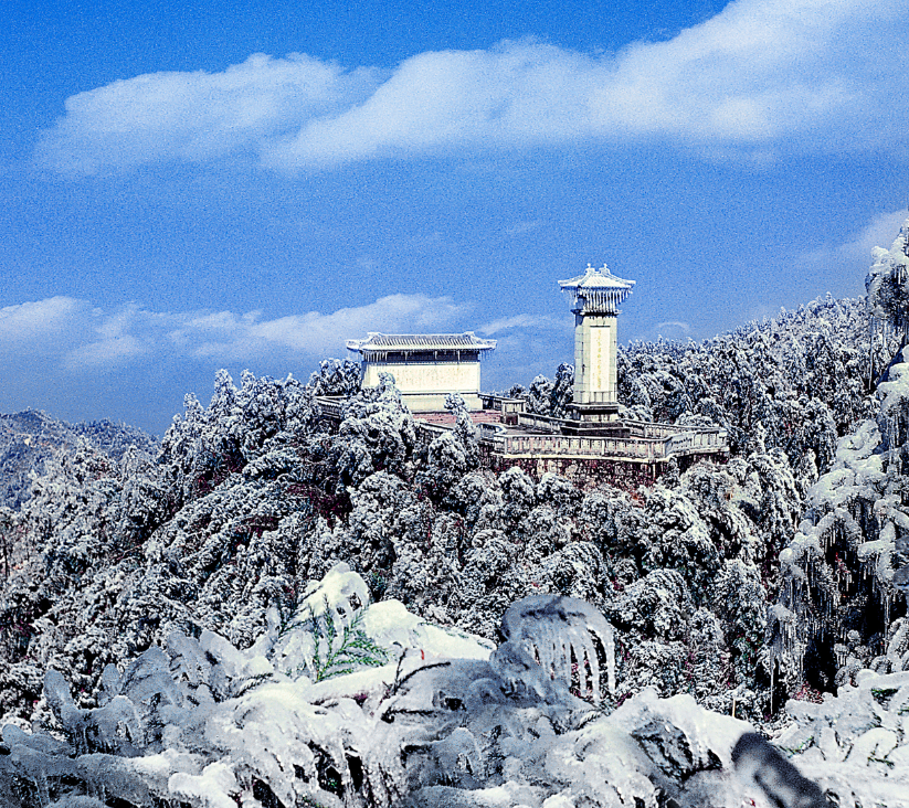 (黄洋界雪景局部)风雪中瞻仰巍然屹立的纪念碑,更生无尽崇敬.