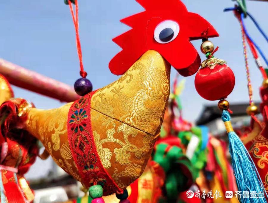 戴上"春鸡"辟邪除灾,迎祥纳福,在新的一年里祝愿孩子丰衣足食,茁壮