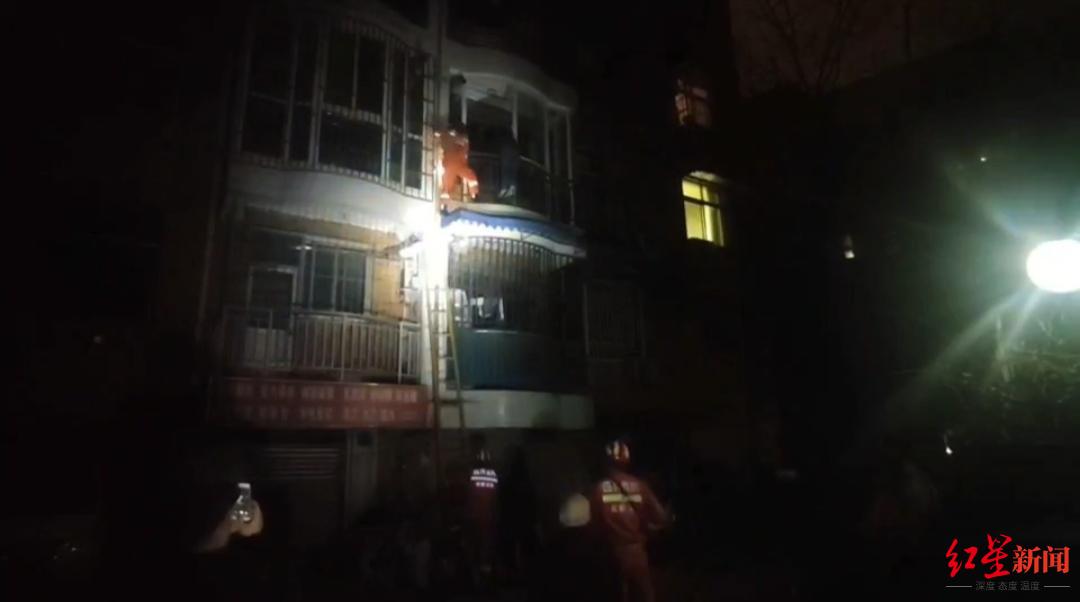 男子喝酒忘带钥匙，翻窗回家被卡阳台 消防成功施救休闲区蓝鸢梦想 - Www.slyday.coM