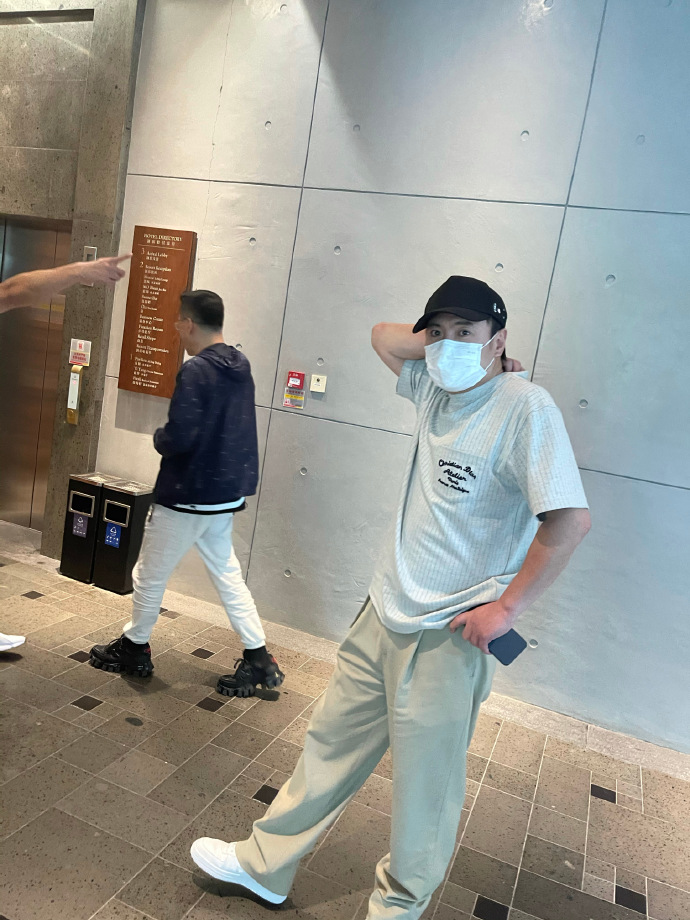 当日沈腾穿着浅色条纹上衣,全程戴着棒球帽和口罩,所以走在人群里很难