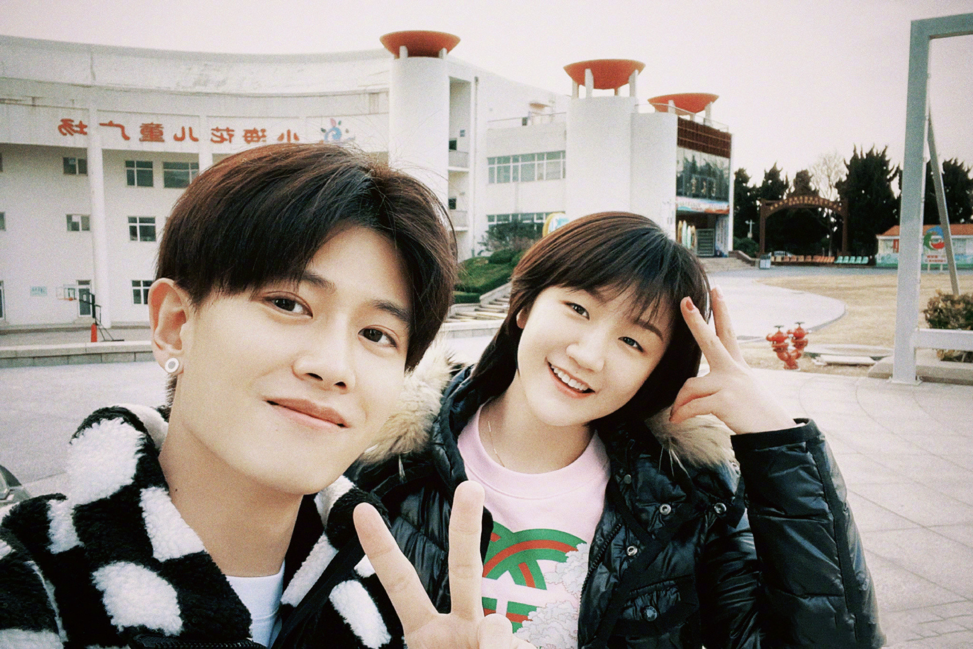 众星花式庆冬奥：肖战发文说“期待中国红”，王一博亲自体验滑雪休闲区蓝鸢梦想 - Www.slyday.coM