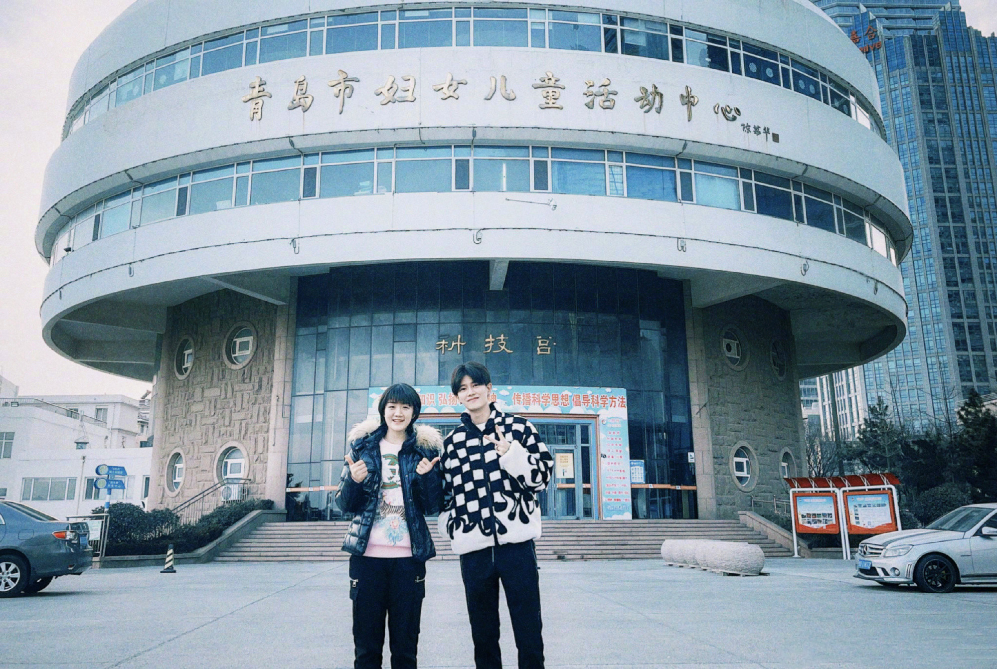 众星花式庆冬奥：肖战发文说“期待中国红”，王一博亲自体验滑雪休闲区蓝鸢梦想 - Www.slyday.coM